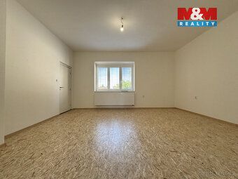 Nabízíme k pronájmu prostorný byt 3+1 o užitné ploše 85 m², 