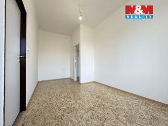 Nabízíme k pronájmu prostorný byt 3+1 o užitné ploše 85 m², 