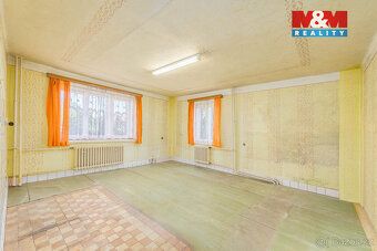 Nabízíme k prodeji prostorný samostatně stojící dům v klidné