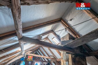 Nabízíme na prodej rodinný dům o dispozici 5+1 s pozemkem, o