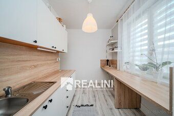 Ev.č. 01198 Nabízím Vám do pronájmu bytu 2+1 s lodžií v Karv