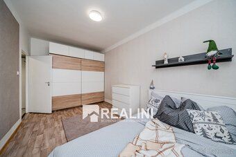 Ev.č. 01198 Nabízím Vám do pronájmu bytu 2+1 s lodžií v Karv