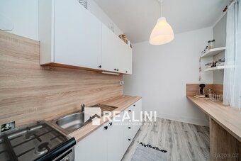 Ev.č. 01198 Nabízím Vám do pronájmu bytu 2+1 s lodžií v Karv