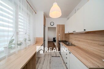 Ev.č. 01198 Nabízím Vám do pronájmu bytu 2+1 s lodžií v Karv
