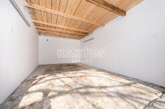 Hledáte bezpečné a suché místo pro parkování svého vozu nebo