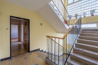 Nabízíme k prodeji prostorný byt o dispozici 4+kk a podlahov