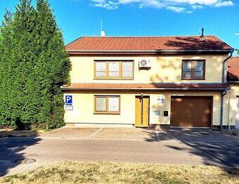 Pronajmu dlouhodobě parkovací stání v uzavřeném objektu se z