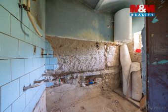 Nabízíme k prodeji samostatně stojící rodinný dům v klidné č