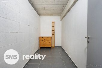 Dlouhodobě Vám pronajmeme prostorný slunný a zařízený byt, s