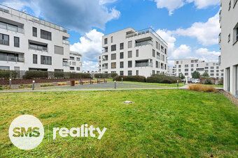 Dlouhodobě Vám pronajmeme prostorný slunný a zařízený byt, s