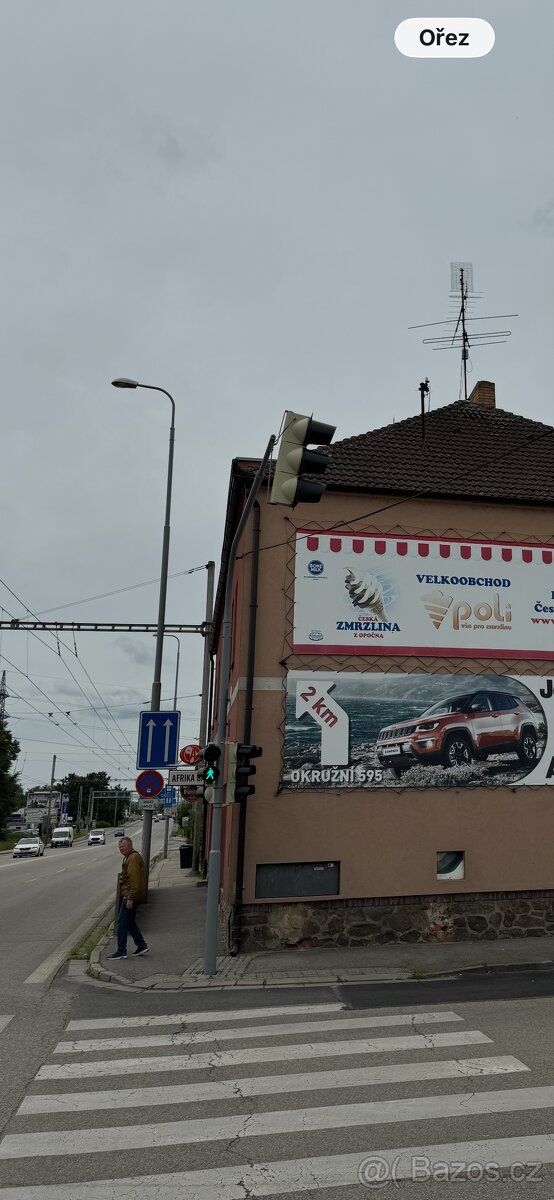 Pronajmu spodni reklamni plochu na frekventovane Prazske tri