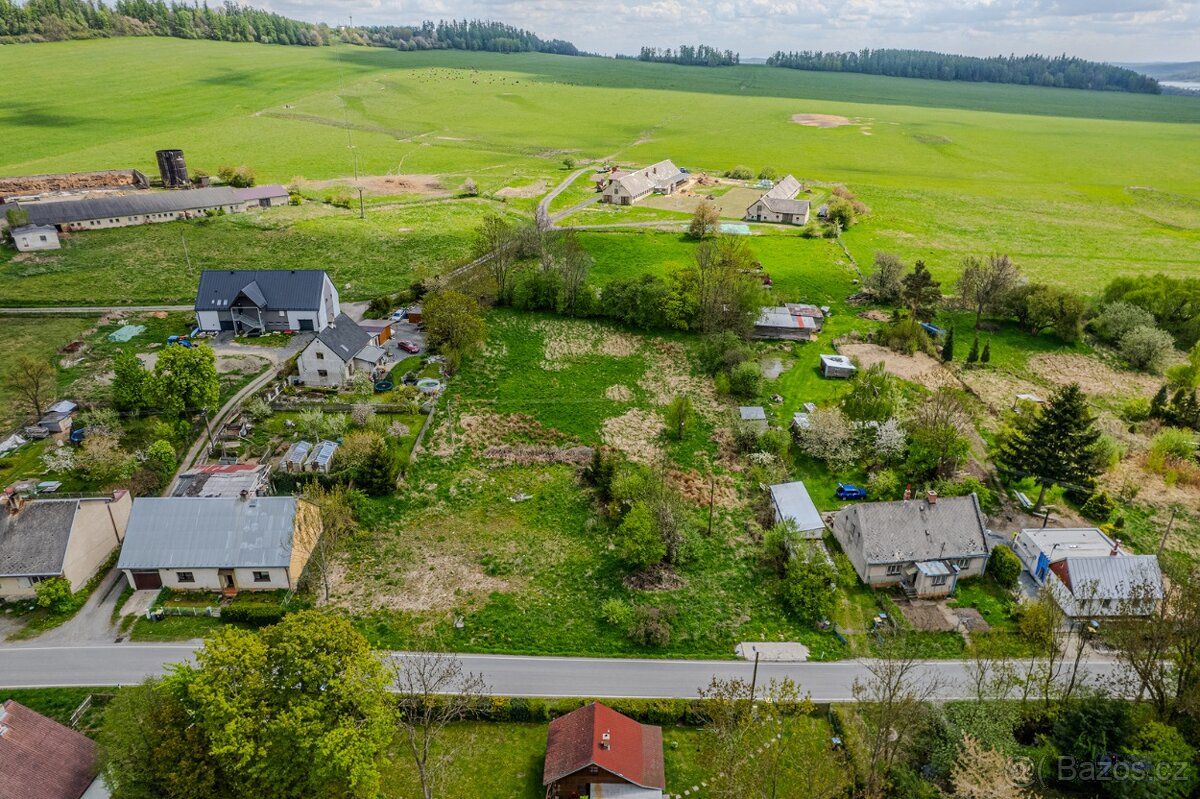 Nabízíme ke koupi krásný pozemek o výměře 821 m² vedený jako