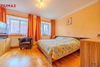 Dům o užitné ploše 460 m² je postaven na prostorném pozemku 