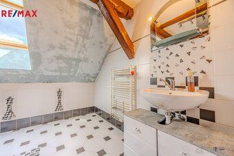 Dům o užitné ploše 460 m² je postaven na prostorném pozemku 