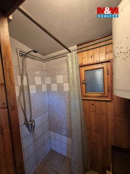 K prodeji dvoupodlažní dřevěná chata, situovaná na samotě v 