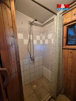 K prodeji dvoupodlažní dřevěná chata, situovaná na samotě v 