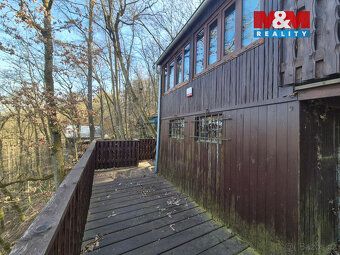 K prodeji dvoupodlažní dřevěná chata, situovaná na samotě v 
