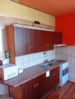 Nabízíme k dlouhodobému pronájmu prostorný byt o dispozici 3