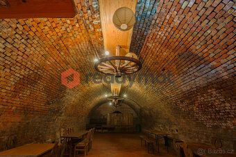 Penzion s restaurací, vinnými sklepy a silným investičním po