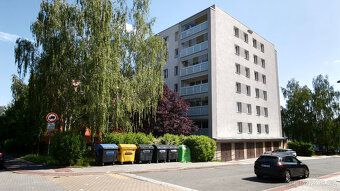 nabízí k prodeji částečně zrekonstruovaný byt 3+1 se zasklen