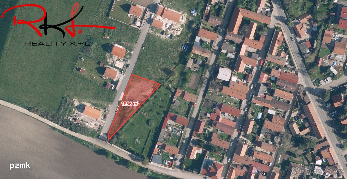 🌿 Exkluzivně nabízíme k prodeji pozemek 1 256 m², Vražkov – 