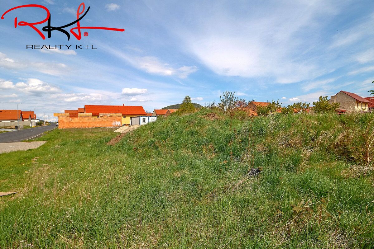 🌿 Exkluzivně nabízíme k prodeji pozemek 1 256 m², Vražkov – 