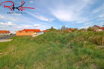🌿 Exkluzivně nabízíme k prodeji pozemek 1 256 m², Vražkov – 