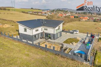Nabízíme k prodeji prostorný a moderní dvougenerační rodinný