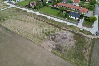 Nabízíme pozemky k prodeji, v obci Hořátev, okr. Nymburk.
K 