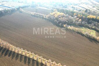 Nabízíme Vám k prodeji pozemek pole - výměra 7.476 m2. Pozem