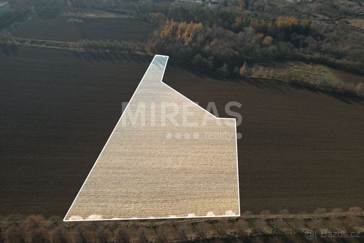 Nabízíme Vám k prodeji pozemek pole - výměra 7.476 m2. Pozem