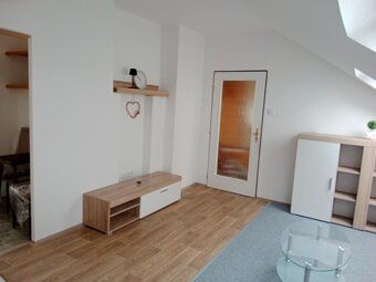 Nabízíme do pronájmu podkrovní byt o dispozici 1+1 (35 m²) v
