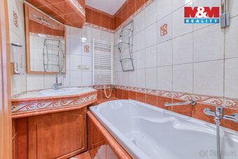 Nabízíme k prodeji prostorný a slunný byt o dispozici 3+1 a 