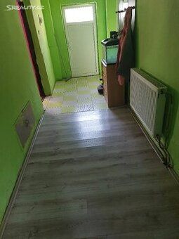 Najde se samostatně stojící dům s dvěma bytovými jednotkami 