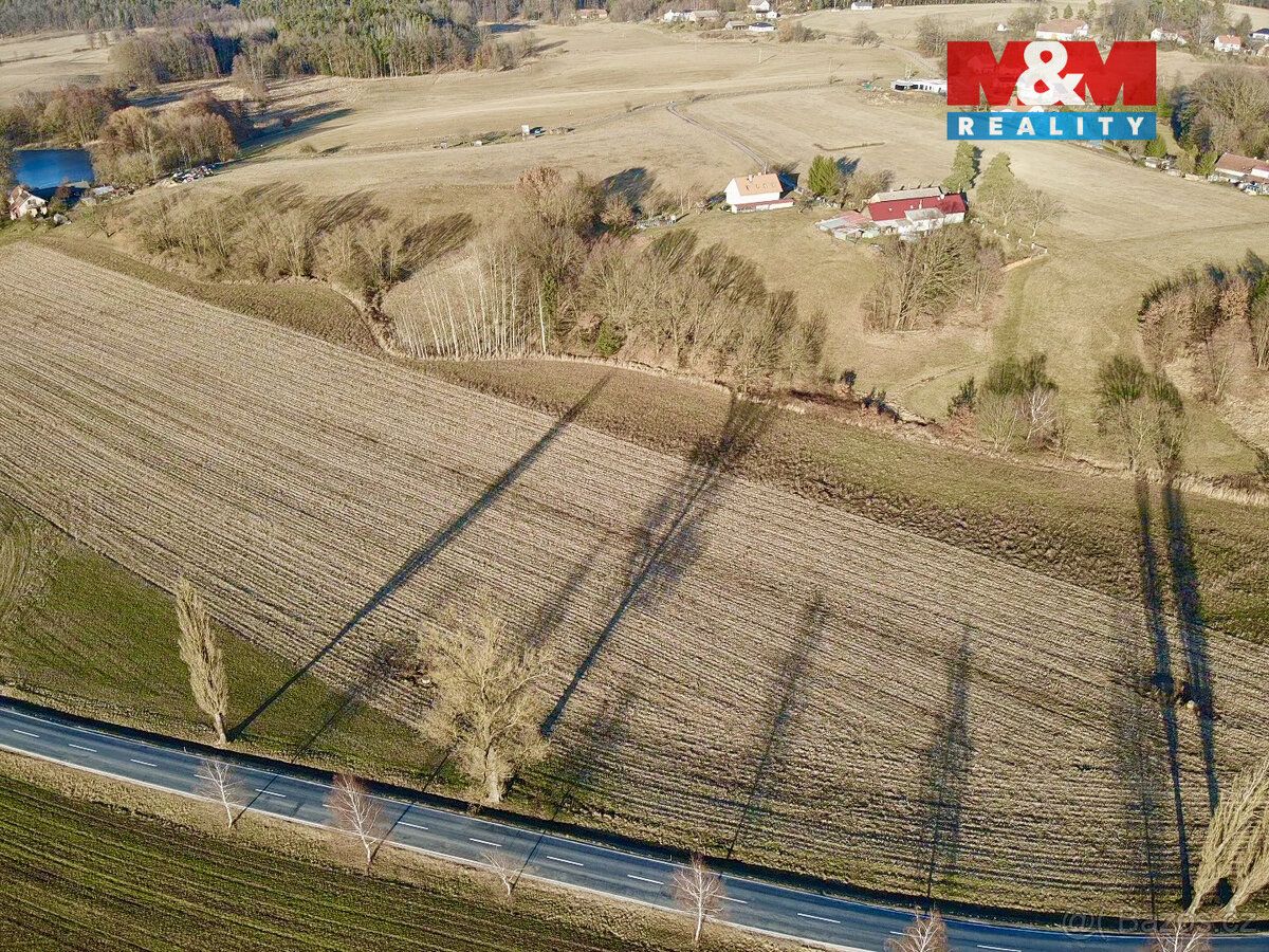 Nabízíme k prodeji soubor dvou pozemků vedené jako orná půda