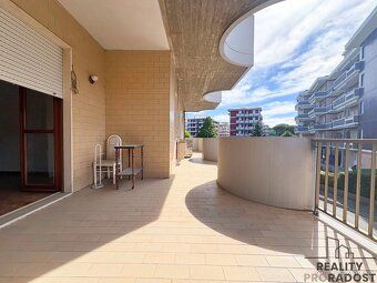 Slunný apartmán s obytnou terasou nedaleko moře.
Nabízíme pr