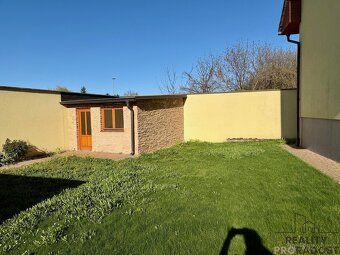 Rodinný dům 5+kk + samostatné 1+kk | Soukromí, zeleň a vlak 