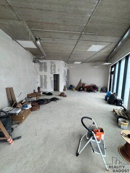 Nabízíme k prodeji rohový nebytový prostor o velikosti 72 m²