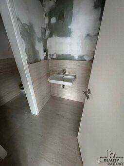 Nabízíme k prodeji rohový nebytový prostor o velikosti 72 m²