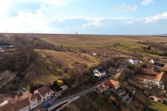 Nabízíme k prodeji stavební pozemek o výměře 598 m² v obci B