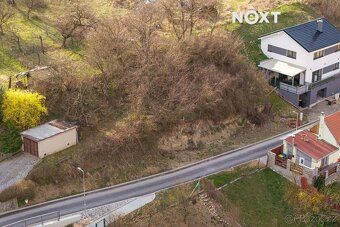 Nabízíme k prodeji stavební pozemek o výměře 598 m² v obci B