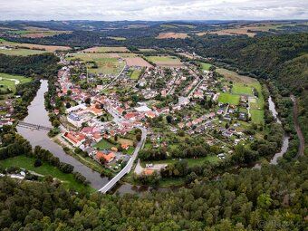 Unikátní stavební pozemek o rozloze 1527 m v malebné obci Zb