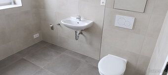 Hledáte domov, kde se snoubí moderní design, klid a extrémně