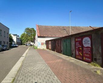 Dispozice: samostatna jednogaraz vhodna pro parkovani automo
