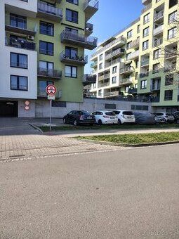 Dispozice: samostatna jednogaraz vhodna pro parkovani automo