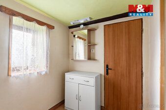 Nabízíme k prodeji samostatný cihlový rodinný dům 3+kk s uži