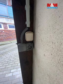 Nabízíme k prodeji prostorné garážové stání o výměře 23 m² v