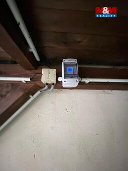 Nabízíme k prodeji prostorné garážové stání o výměře 23 m² v
