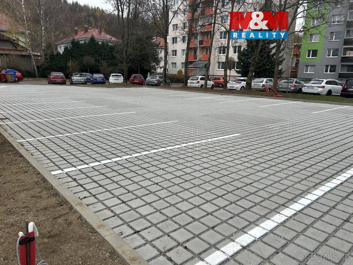 Nabízíme Vám k pronájmu parkovací místo o výměře 12,5 m2 na 