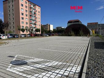 Nabízíme Vám k pronájmu parkovací místo o výměře 12,5 m2 na 